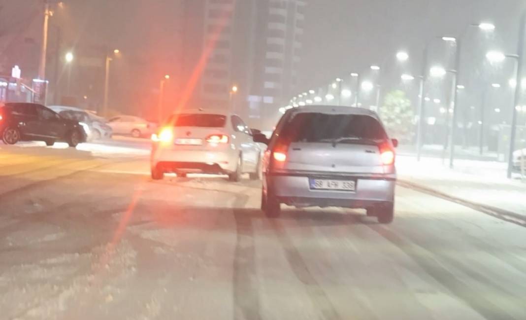 Aksaray'da tehlikeli sürüş: Karlı yolda drift attı! O anları da paylaştı! 5